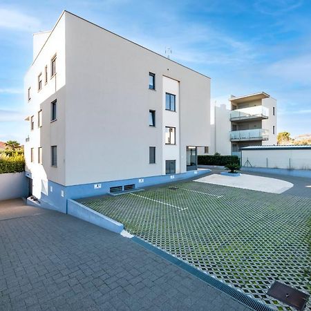 Sunny Day - Apartment With Parking Ровінь Екстер'єр фото