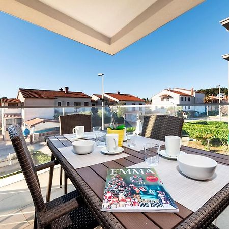 Sunny Day - Apartment With Parking Ровінь Екстер'єр фото