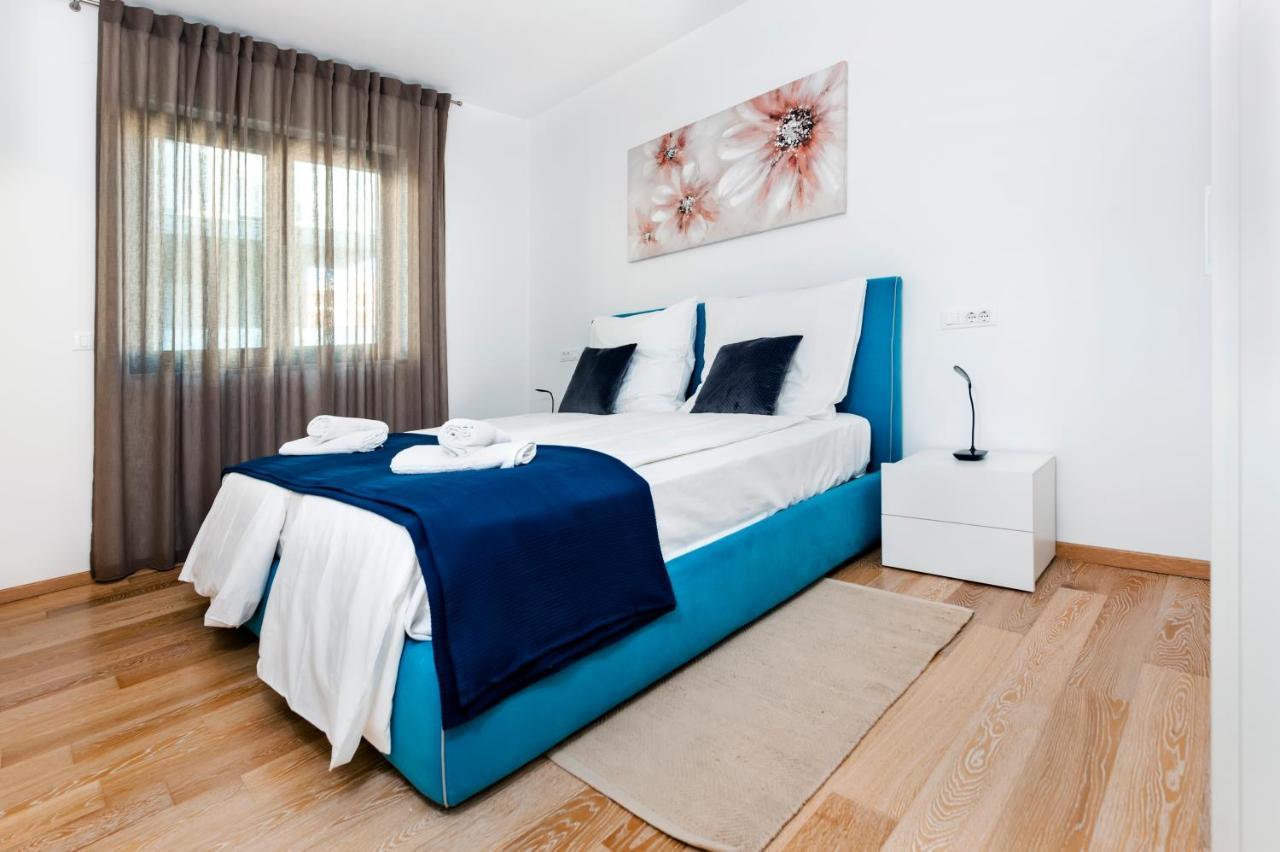 Sunny Day - Apartment With Parking Ровінь Екстер'єр фото