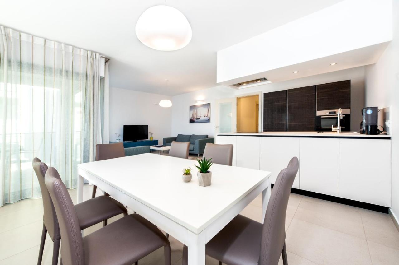 Sunny Day - Apartment With Parking Ровінь Екстер'єр фото