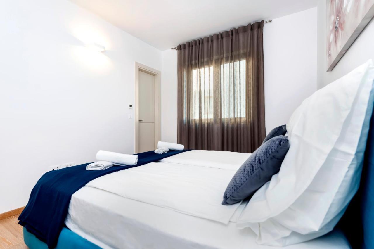 Sunny Day - Apartment With Parking Ровінь Екстер'єр фото