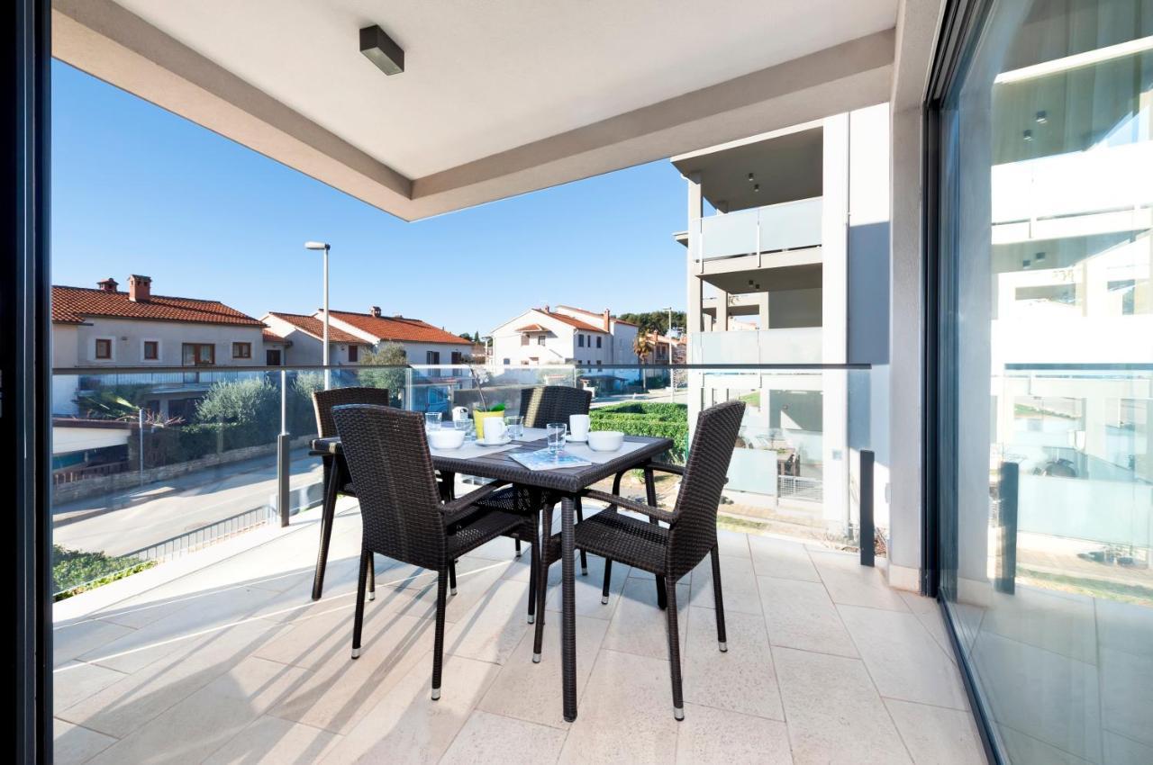 Sunny Day - Apartment With Parking Ровінь Екстер'єр фото