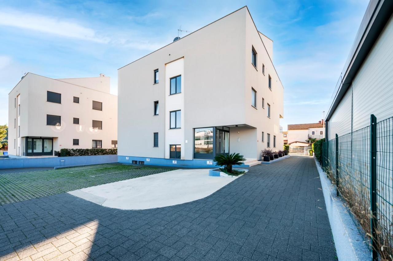 Sunny Day - Apartment With Parking Ровінь Екстер'єр фото
