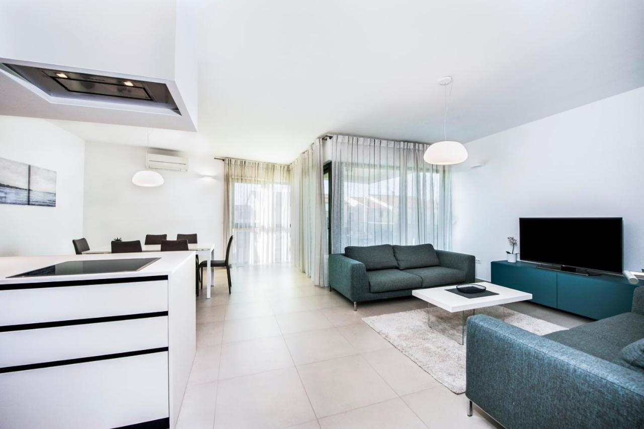 Sunny Day - Apartment With Parking Ровінь Екстер'єр фото